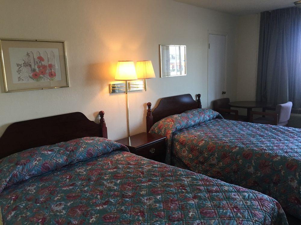 Economy Inn St. James Buitenkant foto